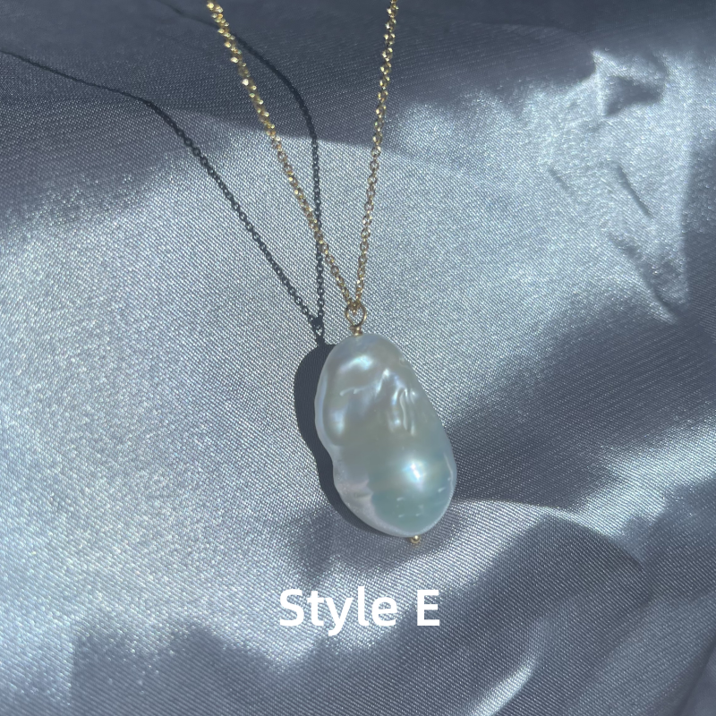 Chunky baroque pearl pendant necklace Priscilla style E studio image